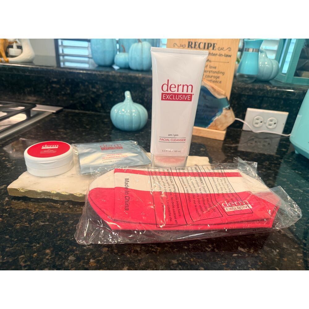 Derm Exclusive Facial Cleanser 180mL Micro Peel Pads 15 Ct & Cosmetic Case NEW